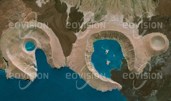 Das Satellitenbild "GALÁPAGOS - Ecuador" ist dem Bildband "UNTOUCHED NATURE - Naturlandschaften in Satellitenbildern" entnommen. Bildbeschreibung: Etwa 1000 Kilometer vor der Küste Ecuadors liegen die vulkanischen Galapagosinseln. Ihre isolierte Lage führte zur Ausbildung einer sehr eigenen Tier- und Pflanzenwelt, mit der bereits Charles Darwin die von ihm entwickelte Evolutionstheorie unter-mauerte. Riesenschildkröten und Meeresechsen, die auf der Suche nach Algen bis zu neun Meter tief im Ozean tauchen, gehören zu den bekannten Beispielen.