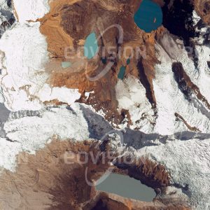 Das Satellitenbild "ALPAMAYO - Peru" ist dem Bildband "UNTOUCHED NATURE - Naturlandschaften in Satellitenbildern" entnommen. Bildbeschreibung: Umgeben von Gletscherseen ist der 5 947 m hohe Berg Teil der vergletscherten Cordillera Blanca, dem höchsten Abschnitt der Anden, und gilt als einer der schönsten Berge der Erde.