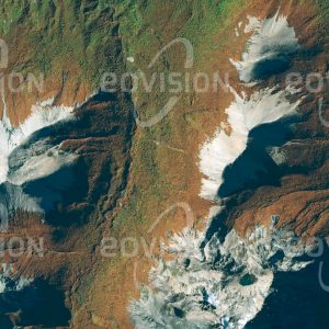 Das Satellitenbild "RÍO PICO - Argentinien" ist dem Bildband "UNTOUCHED NATURE - Naturlandschaften in Satellitenbildern" entnommen. Bildbeschreibung: Die herbstliche Verfärbung der patagonischen Feuchtwälder nahe des Lago General Vintter in Argentinien lässt die Baumgrenze deutlich hervortreten. Die Anden sind hier nur etwa 2 000 m hoch.