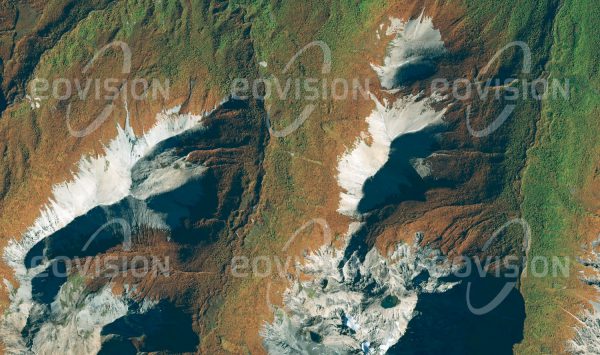 Das Satellitenbild "RÍO PICO - Argentinien" ist dem Bildband "UNTOUCHED NATURE - Naturlandschaften in Satellitenbildern" entnommen. Bildbeschreibung: Die herbstliche Verfärbung der patagonischen Feuchtwälder nahe des Lago General Vintter in Argentinien lässt die Baumgrenze deutlich hervortreten. Die Anden sind hier nur etwa 2 000 m hoch.