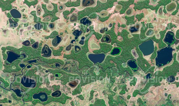 Das Satellitenbild "PANTANAL DO RIO NEGRO - Brasilien" ist dem Bildband "UNTOUCHED NATURE - Naturlandschaften in Satellitenbildern" entnommen. Bildbeschreibung: Mehr als 650 Vogelarten, aber auch Riesenotter, Jaguare und Kaimane bevölkern das Pantanal. Als eines der weltgrößten Feuchtgebiete ist es durch vermehrte landwirtschaftliche Nutzung gefährdet.