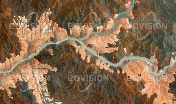 Das Satellitenbild "CORDILLERA OCCIDENTAL - Peru" ist dem Bildband "UNTOUCHED NATURE - Naturlandschaften in Satellitenbildern" entnommen. Bildbeschreibung: Am Westabfall der Anden in Peru werden durch Erosion verschieden gefärbte Gesteinsschichten freigelegt. Sanftere und schroffere Geländeformen deuten auf Unterschiede in der Gesteinshärte hin.