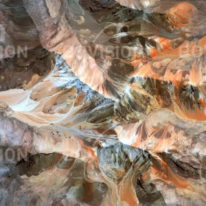 Das Satellitenbild "CERRO DE COLORES - Chile" ist dem Bildband "UNTOUCHED NATURE - Naturlandschaften in Satellitenbildern" entnommen. Bildbeschreibung: Im Nationalpark Lauca in Nordchile leben Vicuñas, Lamas, Flamingos und Kondore. Die pittoreske Färbung der Gesteine ist eine Folge vulkanischen Aktivitäten in diesem Gebiet.