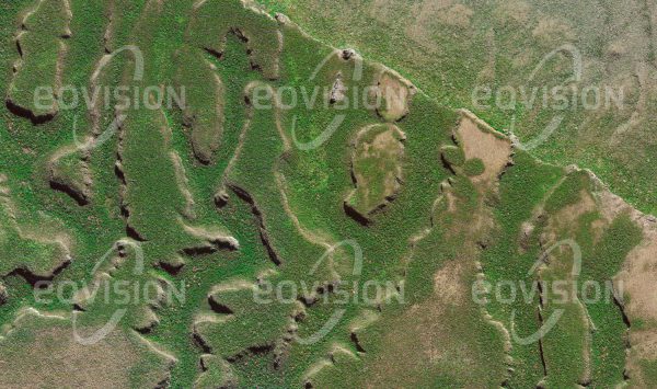Das Satellitenbild "SERRANÍAS DE SANTIAGO - Bolivien" ist dem Bildband "UNTOUCHED NATURE - Naturlandschaften in Satellitenbildern" entnommen. Bildbeschreibung: Tropische Savannen und Trockenwälder gedeihen  auf dem Untergrund der sanft ansteigenden und nach Norden in einer Klippe zu den Llanos de Chiquitos abfallenden Sandsteinplatte.