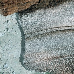 Das Satellitenbild "GLACIAR UPSALA - Argentinien" ist dem Bildband "UNTOUCHED NATURE - Naturlandschaften in Satellitenbildern" entnommen. Bildbeschreibung: Der Glaciar Upsala erstreckt sich von den Patagonischen Kordilleren über 60 Kilometer bis zum Lago Argentino und ist mit 565 Quadratkilometern einer der weltweit größten Gebirgsgletscher. Von einer fast 60 Meter hohen und vier Kilometer breiten Abbruchkante am Gletscherschluss kalben ständig Eisberge, die über den See treiben. Oberfläche und Farbe weisen auf die Dynamik des Gletschers hin, der wie viele andere an Größe verliert.