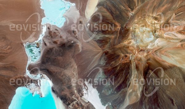 Das Satellitenbild "LAGUNA BRAVA - Chile" ist dem Bildband "UNTOUCHED NATURE - Naturlandschaften in Satellitenbildern" entnommen. Bildbeschreibung: Vicuñas und Flamingos bevölkern das Gebiet der in 4 200 m Höhe nahe dem Vulkan Sierra Nevada gelegenen Salzseen um die Laguna Brava, deren Ufer von der Salzkruste weiß gefärbt ist.