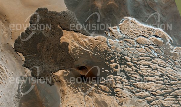 Das Satellitenbild "CERRO PEINADO - Argentinien" ist dem Bildband "UNTOUCHED NATURE - Naturlandschaften in Satellitenbildern" entnommen. Bildbeschreibung: Am Südrand der Atacama befindet sich eine unwirtliche Landschaft, die in Höhen bis über 6.300 Meter reicht und durch meist inaktive Vulkankegel und Lavadecken geprägt ist. Nirgendwo sonst auf der Erde ist eine ver­gleichbare Dichte an Vulkanen anzutreffen. Wegen der Höhenlage und des mit weniger als 200 Millimetern Jahresniederschlag sehr trockenen Klimas bleibt die Vegetation hier extrem karg. Nicht fern von hier wurde am Ojos de Salado mit 6.080 Metern Seehöhe der Höhenweltrekord für Autos aufgestellt.