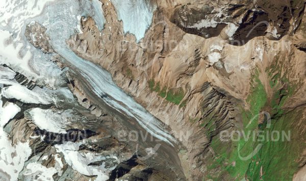 Das Satellitenbild "GROSSGLOCKNER - Österreich" ist dem Bildband "UNTOUCHED NATURE - Naturlandschaften in Satellitenbildern" entnommen. Bildbeschreibung: Mit der Höhe von 3 798 m ist der Großglockner in Österreich ein wichtiger Alpengipfel. Die von ihm ausgehende Pasterze ist als längster Gletscher der Ostalpen besonders vom Gletscherrückgang betroffen.