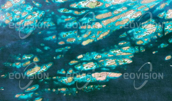 Das Satellitenbild "VEGAØYAN - Norwegen" ist dem Bildband "UNTOUCHED NATURE - Naturlandschaften in Satellitenbildern" entnommen. Bildbeschreibung: Der Vega-Archipel vor der norwegischen Küste besteht aus den in der Eiszeit abgerundeten Felsen der Schäreninseln. Über Jahrhunderte haben Menschen hier Eiderdaunen gesammelt.