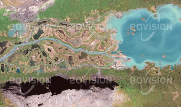 Das Satellitenbild "SAREK - Schweden" ist dem Bildband "UNTOUCHED NATURE - Naturlandschaften in Satellitenbildern" entnommen. Bildbeschreibung: Auch als „letzte Wildnis Europas“ bezeichnet, liegt der Sarek-Nationalpark nördlich des Polarkreises in Schweden. Hier leben zahlrei­che Elche, aber auch Bären und Polarfüchse. Durch die sumpfige Landschaft des Rapadeltas mündet der Rapaälv in den Laitaure-See, der aufgrund der eingebrachten Sedi­mente nach und nach verlandet.