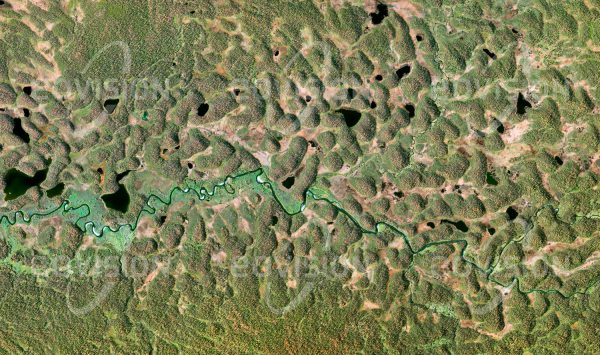 Das Satellitenbild "BALLEREN - Schweden" ist dem Bildband "UNTOUCHED NATURE - Naturlandschaften in Satellitenbildern" entnommen. Bildbeschreibung: Um den See im schwedischen Vindelfjällens-Naturreservat breiten sich Moore mit Birken- und Fichtenwäldchen aus. Sie bieten Elchen, Braunbären und der gefährdeten Zwerggans  Lebensraum.