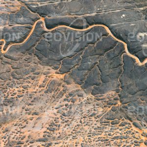 Das Satellitenbild "LIBYSCHE WÜSTE - Ägypten" ist dem Bildband "UNTOUCHED NATURE - Naturlandschaften in Satellitenbildern" entnommen. Bildbeschreibung: Bei Edfu wird das ägyptische Niltal durch eine Klippe von der Wüste im Westen abgegrenzt. Durch die vom Wind abgeschliffenen Felsen ziehen sich alte, mit Wüstensand gefüllte Wadis, die ursprünglich das hügelige Land zum Nil hin entwässert haben und nun den Charakter von Sandflüssen haben. Die Erosion hat die geologischen Bruchlinien in den Felsen deutlich herausgearbeitet.
