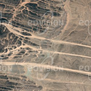 Das Satellitenbild "PLATEAU DU TCHIGAĬ  - Niger" ist dem Bildband "UNTOUCHED NATURE - Naturlandschaften in Satellitenbildern" entnommen. Bildbeschreibung: Auf den nordwestlichen Ausläufern des Tibesti-Gebirges in Niger herrschen stabile Winde aus Nordost vor. Diese erzeugen bis zu 30 km lange Längsdünen, auch Seif-Dünen genannt (arabisch für Schwert).