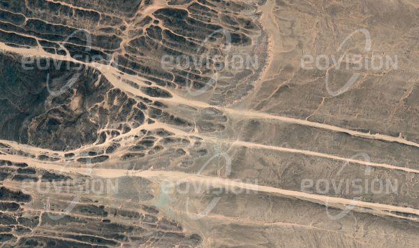 Das Satellitenbild "PLATEAU DU TCHIGAĬ  - Niger" ist dem Bildband "UNTOUCHED NATURE - Naturlandschaften in Satellitenbildern" entnommen. Bildbeschreibung: Auf den nordwestlichen Ausläufern des Tibesti-Gebirges in Niger herrschen stabile Winde aus Nordost vor. Diese erzeugen bis zu 30 km lange Längsdünen, auch Seif-Dünen genannt (arabisch für Schwert).
