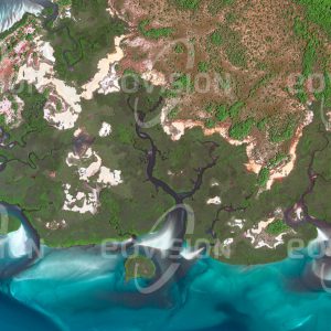 Das Satellitenbild "ILHA DAS GALINHAS - Guinea-Bissau" ist dem Bildband "UNTOUCHED NATURE - Naturlandschaften in Satellitenbildern" entnommen. Bildbeschreibung: Die Insel des Biosphärenreservats des Bissago-Archipels vor Guinea-Bissau ist von Mangroven-wäldern und Salzwassersümpfen geprägt, in denen Meeresschildkröten und Nilpferde heimisch sind.