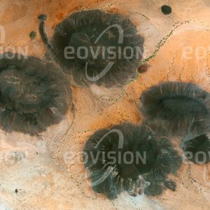Das Satellitenbild "JABAL TELJO - Sudan" ist dem Bildband "UNTOUCHED NATURE - Naturlandschaften in Satellitenbildern" entnommen. Bildbeschreibung: Die dunklen Basaltstöcke alter Vulkane im Westsudan sind härter als das Umgebungsgestein und widerstehen daher der Erosion besser. Geringe Niederschläge erlauben eine nur karge Vegetation.
