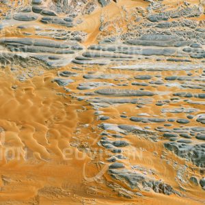 Das Satellitenbild "JABAL TARIF - Ägypten" ist dem Bildband "UNTOUCHED NATURE - Naturlandschaften in Satellitenbildern" entnommen. Bildbeschreibung: In den Ausläufern der Libyschen Wüste in Ägypten finden sich nahe der Oase Kharga rundgeschliffene Felsen. Diese bilden die Oberfläche eines nun zerklüfteten Kalkplateaus.