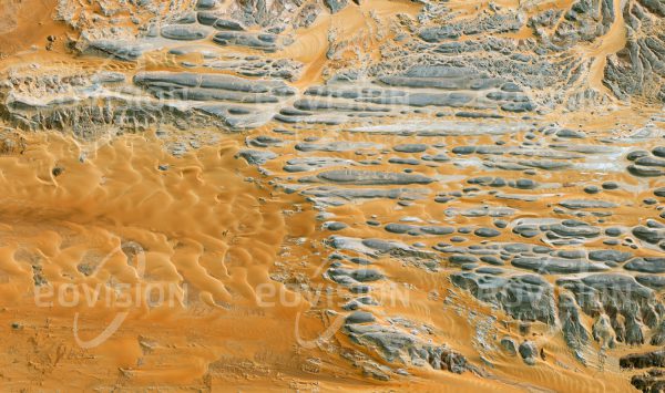 Das Satellitenbild "JABAL TARIF - Ägypten" ist dem Bildband "UNTOUCHED NATURE - Naturlandschaften in Satellitenbildern" entnommen. Bildbeschreibung: In den Ausläufern der Libyschen Wüste in Ägypten finden sich nahe der Oase Kharga rundgeschliffene Felsen. Diese bilden die Oberfläche eines nun zerklüfteten Kalkplateaus.