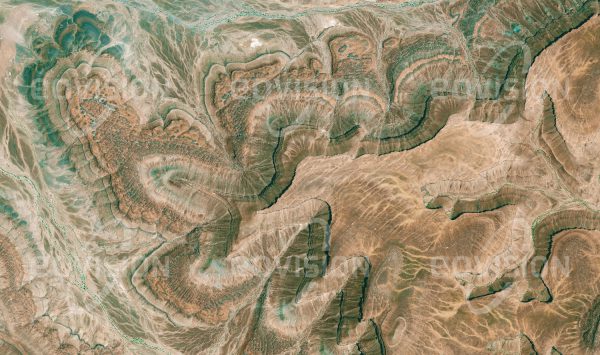 Das Satellitenbild "ADRAR PLATEAU - Mauretanien" ist dem Bildband "UNTOUCHED NATURE - Naturlandschaften in Satellitenbildern" entnommen. Bildbeschreibung: Die Ausläufer des Plateaus in Mauretanien geben Hinweise auf die unterschiedliche Härte der Gesteinsschichten. Harte Schichten stellen für darunter liegende weiche einen Schutz vor Erosion dar.