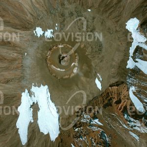 Das Satellitenbild "KILIMANJARO - Tansania" ist dem Bildband "UNTOUCHED NATURE - Naturlandschaften in Satellitenbildern" entnommen. Bildbeschreibung: Der mit 5.895 Metern höchste Berg Afrikas ist ein derzeit kaum aktiver Vulkan. In der felsigen Gipfelregion des Kibo-Kraters, an dessen Rand mit dem Uhuru-Peak der höchste Punkt des Berges liegt, sind noch Reste eines Gletschers zu finden. Aufgrund zurückgehender Nieder­schläge hat sich dieser in den vergangenen Jahrzehnten weitgehend zurückgezogen. Dem großen Aufwand für seine Besteigung zum Trotz ist der Kilimanjaro Anziehungspunkt für Alpinisten aus aller Welt.