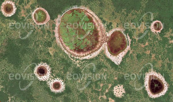Das Satellitenbild "LAGO LITIMBA - Mosambik" ist dem Bildband "UNTOUCHED NATURE - Naturlandschaften in Satellitenbildern" entnommen. Bildbeschreibung: Das Cabo Delgado in Mozambique ist durch eine von Seen durchsetzte tropische Savanne mit Laubwald geprägt. Viele der Seen im flachen Gebiet werden in der Trockenzeit zu Sümpfen.