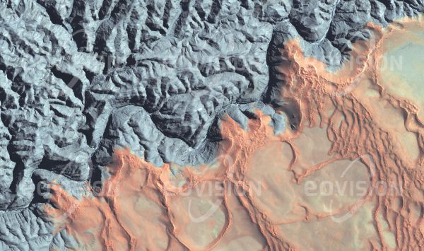 Das Satellitenbild "KUISEB CANYON - Namibia" ist dem Bildband "UNTOUCHED NATURE - Naturlandschaften in Satellitenbildern" entnommen. Bildbeschreibung: Der nur zeitweise fließende Kuiseb in Namibia bildet eine Grenze zwischen der Sandwüste Namib und der im Norden anschließenden Felswüste. Die scharfe Grenze entsteht dadurch, dass der Fluss den nach Norden gewehten Sand abtransportiert. In seinem Mittellauf durchfließt der Kuiseb die Hakosberge in einem bis zu 200 Meter tief eingeschnittenen Canyon. Die durch Oxidation des Eisens rötliche Farbe des Sands ist für die Namib charakteristisch. Damit kontrastiert sie, wie hier am Kuiseb Canyon, deutlich mit der umliegenden Landschaft.