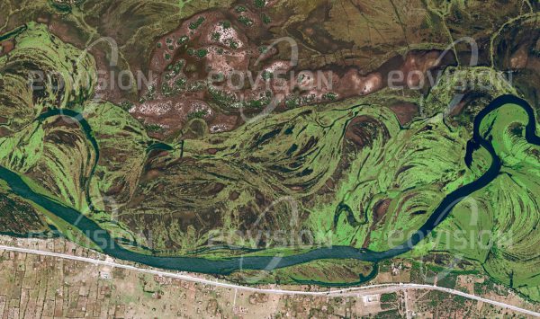 Das Satellitenbild "OKAVANGO - Angola" ist dem Bildband "UNTOUCHED NATURE - Naturlandschaften in Satellitenbildern" entnommen. Bildbeschreibung: Der für die reiche Tierwelt seines in Bo­tswana gelegenen Inlanddeltas bekannte Okavango bildet hier die Grenze zwischen Angola und Namibia. Der Fluss weist infolge stark variierender Niederschläge am Oberlauf große Unterschiede in der Wasserführung auf. Nicht weit vom Kaza-Park, dem weltweit zweitgrößten Schutzgebiet, wird das Tal des hauptsächlich für Fischfang genutzten Flusses regelmäßig überflutet. Vor allem im Süden des Okavango hat massives Bevölkerungs­wachstum zu einer deutlichen Ausweitung landwirtschaftlicher Flächen zulasten der ursprünglichen Baumsavanne geführt.