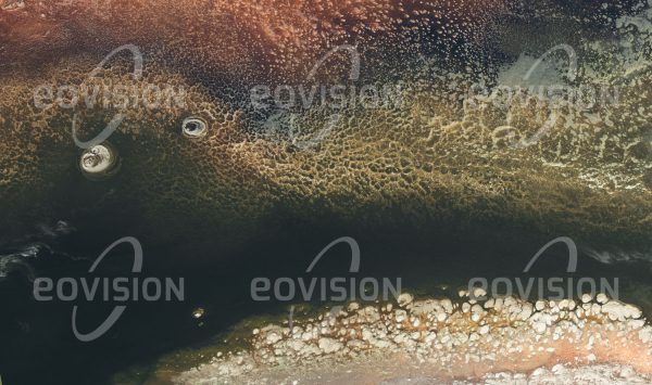 Das Satellitenbild "LAKE NATRON - Tansania" ist dem Bildband "UNTOUCHED NATURE - Naturlandschaften in Satellitenbildern" entnommen. Bildbeschreibung: Der Salzsee im Norden Tansanias ist aufgrund der Konzentration der darin gelösten Salze ein extremer Ort. Salzliebende Bakterien geben dem See seine Farbe. Außer Flamingos sind hier kaum Tiere zu finden.