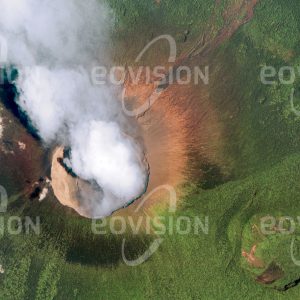 Das Satellitenbild "NYIRAGONGO - Kongo - DRC" ist dem Bildband "UNTOUCHED NATURE - Naturlandschaften in Satellitenbildern" entnommen. Bildbeschreibung: Der Krater des aktiven Vulkans Nyiragongo ist mit einem Lavasee gefüllt, der täglich 70.000 Tonnen Schwefeldioxid ausstößt, so viel wie weltweit alle anderen Vulkane zusammen. In­mitten eines schwer zugänglichen Regenwalds liegt er als einer von acht Vulkanen innerhalb des Virunga-Nationalparks, in dem eine Reihe gefährdeter Tierarten wie Berggorillas, Wald-elefanten und Okapis beheimatet sind.