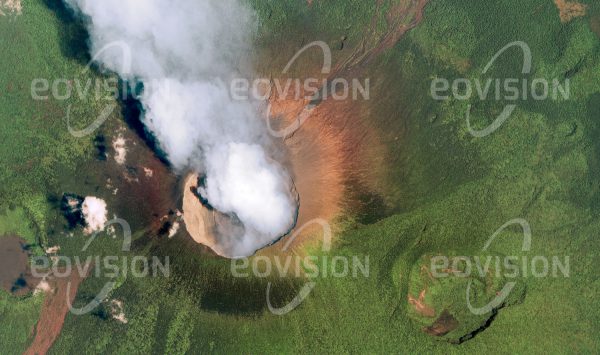 Das Satellitenbild "NYIRAGONGO - Kongo - DRC" ist dem Bildband "UNTOUCHED NATURE - Naturlandschaften in Satellitenbildern" entnommen. Bildbeschreibung: Der Krater des aktiven Vulkans Nyiragongo ist mit einem Lavasee gefüllt, der täglich 70.000 Tonnen Schwefeldioxid ausstößt, so viel wie weltweit alle anderen Vulkane zusammen. In­mitten eines schwer zugänglichen Regenwalds liegt er als einer von acht Vulkanen innerhalb des Virunga-Nationalparks, in dem eine Reihe gefährdeter Tierarten wie Berggorillas, Wald-elefanten und Okapis beheimatet sind.