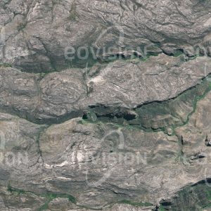Das Satellitenbild "KOUE BOKKEVELD - Südafrika" ist dem Bildband "UNTOUCHED NATURE - Naturlandschaften in Satellitenbildern" entnommen. Bildbeschreibung: Die Gebirgsregion nahe Kapstadt ist Teil der Kapflora, dem auf die Fläche bezogen pflanzenartenreichsten Gebiet der Erde. In höheren Lagen wächst hier Fynbos, eine Strauchheide.