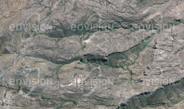 Das Satellitenbild "KOUE BOKKEVELD - Südafrika" ist dem Bildband "UNTOUCHED NATURE - Naturlandschaften in Satellitenbildern" entnommen. Bildbeschreibung: Die Gebirgsregion nahe Kapstadt ist Teil der Kapflora, dem auf die Fläche bezogen pflanzenartenreichsten Gebiet der Erde. In höheren Lagen wächst hier Fynbos, eine Strauchheide.