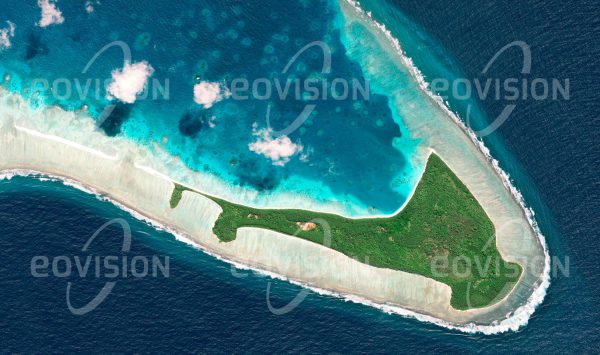 Das Satellitenbild "EGMONT ISLANDS - Großbritannien" ist dem Bildband "UNTOUCHED NATURE - Naturlandschaften in Satellitenbildern" entnommen. Bildbeschreibung: Das Atoll im Chagos-Archipel im Indischen Ozean ist wegen der außergewöhnlichen Artenvielfalt in seinem Riff mit mehr als 200 Korallen- und fast 800 Fischarten bedeutend.