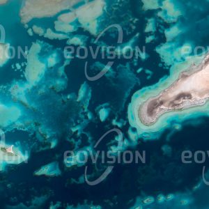 Das Satellitenbild "DAFFAT AL-WAJH - Saudi-Arabien" ist dem Bildband "UNTOUCHED NATURE - Naturlandschaften in Satellitenbildern" entnommen. Bildbeschreibung: Eine große Vielfalt von Meerestieren, neben zahlreichen Fischarten auch Dugongs und Meeresschildkröten, bevölkert das Korallenriff im Norden des Roten Meers. Hier brüten auch viele Seevogelarten.