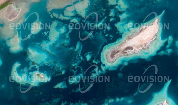 Das Satellitenbild "DAFFAT AL-WAJH - Saudi-Arabien" ist dem Bildband "UNTOUCHED NATURE - Naturlandschaften in Satellitenbildern" entnommen. Bildbeschreibung: Eine große Vielfalt von Meerestieren, neben zahlreichen Fischarten auch Dugongs und Meeresschildkröten, bevölkert das Korallenriff im Norden des Roten Meers. Hier brüten auch viele Seevogelarten.
