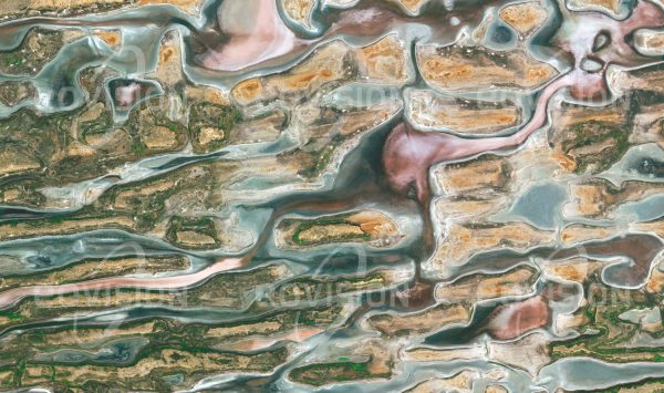 Das Satellitenbild "TENTEKSOR - Kasachstan" ist dem Bildband "UNTOUCHED NATURE - Naturlandschaften in Satellitenbildern" entnommen. Bildbeschreibung: In der Kaspischen Senke, fast 30 m unter dem Meeresspiegel, breiten sich weitläufige Salzsümpfe aus, ein Paradies für Insekten. Auf Dünen wachsen Gräser und niedrige Sträucher.