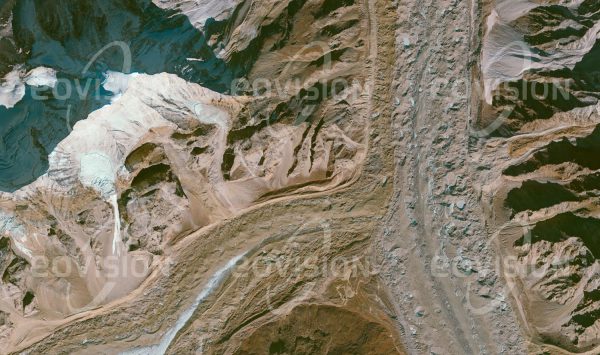 Das Satellitenbild "SHIVLING - Indien" ist dem Bildband "UNTOUCHED NATURE - Naturlandschaften in Satellitenbildern" entnommen. Bildbeschreibung: Wegen seiner Form ist der 6 543 m hohe Shivling auch als Matterhorn Peak bekannt. Der von hier ausgehende Gangotri-Gletscher ist einer der größten im Himalaya und der Ursprung des Ganges.
