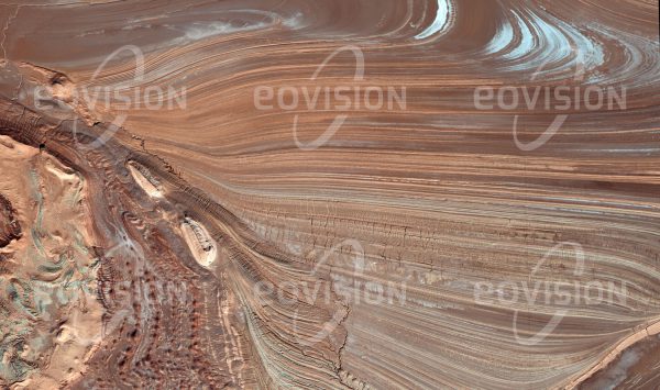 Das Satellitenbild "DASHT-E KAVIR - Iran" ist dem Bildband "UNTOUCHED NATURE - Naturlandschaften in Satellitenbildern" entnommen. Bildbeschreibung: Die Große Salzwüste im Iran weist extreme Temperaturen mit Maxima bis 50 °C und Tag-Nacht-Unterschieden bis zu 70 °C auf. Die Salztonebenen werden von heftigen Stürmen abgeschliffen.