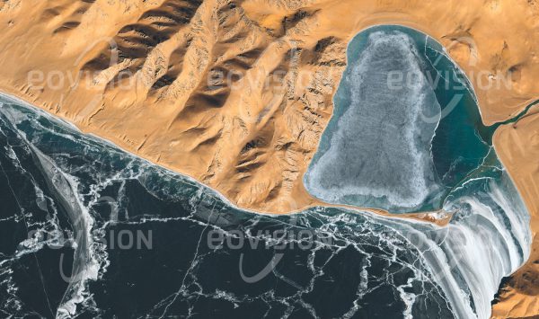 Das Satellitenbild "ZIGUI CUO - China" ist dem Bildband "UNTOUCHED NATURE - Naturlandschaften in Satellitenbildern" entnommen. Bildbeschreibung: Durch den Himalaya von den Monsunregen abgeschirmt ist das Hochland von Tibet trocken und wüstenhaft. Die Trockenheit wird in der schneefreien Landschaft um den eisbedeckten See deutlich.