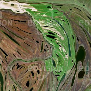 Das Satellitenbild "AMUR - Russland" ist dem Bildband "UNTOUCHED NATURE - Naturlandschaften in Satellitenbildern" entnommen. Bildbeschreibung: Die ständige Verlagerung des Flusslaufs hat nahe der Mündung des Amur ins Ochotskische Meer eine feingegliederte und nur schwer zugängliche Sumpflandschaft mit langge­zogenen Seen erzeugt. Hier im Übergangs­bereich zwischen Taiga und Tundra liegt ein bedeutender Lebensraum für unterschied-liche asiatische Kranicharten, aber auch für zahlreiche andere Tierarten wie etwa Bären und Elche.