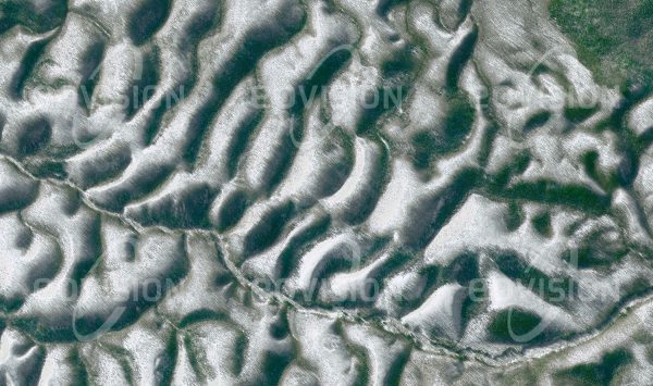 Das Satellitenbild "SAKHALIN - Russland" ist dem Bildband "UNTOUCHED NATURE - Naturlandschaften in Satellitenbildern" entnommen. Bildbeschreibung: Die hügelige Insel im Osten Russlands ist von Lärchen- und Fichtenwäldern bedeckt, die in höheren Lagen in Legföhren übergehen. Bären, Füchse, Rentiere und Lachse dominieren die Tierwelt.