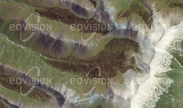 Das Satellitenbild "CHAOWULA SHAN - China" ist dem Bildband "UNTOUCHED NATURE - Naturlandschaften in Satellitenbildern" entnommen. Bildbeschreibung: In Quinghai im Osten Chinas liegt der Quellbereich des Mekong-Flusses. In einer Höhe von etwa 5 000 m bilden sich zwischen alpinem Grasland am Talgrund Sümpfe, wo Wasser aus dem Gebirge austritt.
