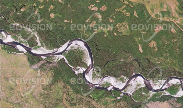 Das Satellitenbild "KELE - Russland" ist dem Bildband "UNTOUCHED NATURE - Naturlandschaften in Satellitenbildern" entnommen. Bildbeschreibung: Die Taiga Jakutiens ist von dichtem Nadelwald geprägt. Regelmäßige Überschwemmungen im Frühjahr lassen im Permafrostgebiet um die Flussläufe ausgedehnte Sümpfe entstehen.