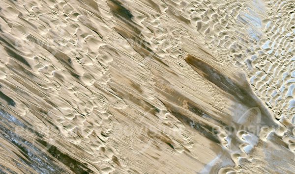 Das Satellitenbild "QAIDAM PENDI - China" ist dem Bildband "UNTOUCHED NATURE - Naturlandschaften in Satellitenbildern" entnommen. Bildbeschreibung: Kleinräumige Systeme von Sichel- und Längsdünen prägen die an den Nordrand des Marco-Polo-Gebirges anschließenden Ebenen im Qaidam-Becken nordöstlich des Tibetischen Hochlands.