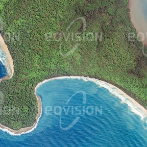 Das Satellitenbild "TANJUNG RANJANG - Indonesien" ist dem Bildband "UNTOUCHED NATURE - Naturlandschaften in Satellitenbildern" entnommen. Bildbeschreibung: Der Tieflandregenwald im Nationalpark Ujung Kulon an der Westspitze Javas bietet den letzten Java-Nashörnern Indonesiens Lebensraum. Krokodile sind in den Mangroven am Ufer häufig.