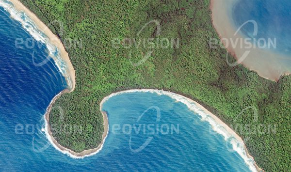 Das Satellitenbild "TANJUNG RANJANG - Indonesien" ist dem Bildband "UNTOUCHED NATURE - Naturlandschaften in Satellitenbildern" entnommen. Bildbeschreibung: Der Tieflandregenwald im Nationalpark Ujung Kulon an der Westspitze Javas bietet den letzten Java-Nashörnern Indonesiens Lebensraum. Krokodile sind in den Mangroven am Ufer häufig.