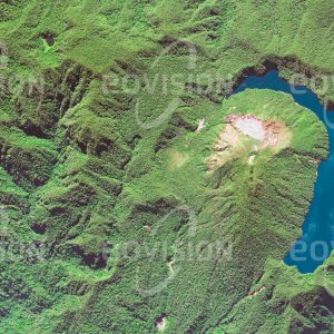 Das Satellitenbild "LOLORU - Papua-Neuguinea" ist dem Bildband "UNTOUCHED NATURE - Naturlandschaften in Satellitenbildern" entnommen. Bildbeschreibung: Ein halbmondförmiger See füllt einen älteren Krater des Vulkans auf der Bougainville Island, Teil des Salomonen-Archipels. Das Bergland der Insel ist von tropischem Regenwald bedeckt.