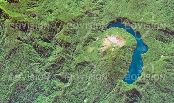 Das Satellitenbild "LOLORU - Papua-Neuguinea" ist dem Bildband "UNTOUCHED NATURE - Naturlandschaften in Satellitenbildern" entnommen. Bildbeschreibung: Ein halbmondförmiger See füllt einen älteren Krater des Vulkans auf der Bougainville Island, Teil des Salomonen-Archipels. Das Bergland der Insel ist von tropischem Regenwald bedeckt.