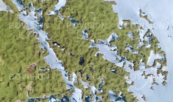 Das Satellitenbild "VINH HA LONG - Vietnam" ist dem Bildband "UNTOUCHED NATURE - Naturlandschaften in Satellitenbildern" entnommen. Bildbeschreibung: Die etwa 2 000 Kalkfelsen im Golf von Tonkin vor Vietnam entstanden durch das Absinken einer Kegelkarstlandschaft. Tropischer Regenwald und eine vielfältige Unterwasserwelt zeichnen die Inseln aus.