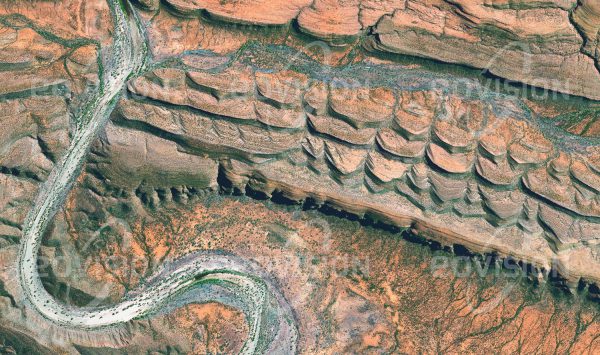 Das Satellitenbild "FINKE GORGE - Australien" ist dem Bildband "UNTOUCHED NATURE - Naturlandschaften in Satellitenbildern" entnommen. Bildbeschreibung: Inmitten des australischen Outbacks, durch­bricht nahe der Stadt Alice Springs der Finke River in einer Schlucht die aufgefalteten Ge­steinsschichten der James Range. Er wird als einer der ältesten Flüsse der Erde bezeichnet.Außerhalb der Regenzeit trocknet das Fluss­bett aus und das Wasser fließt unterirdisch weiter, wobei eine Reihe von Wasserlöchern Zugang zu Trinkwasser ermöglichen.